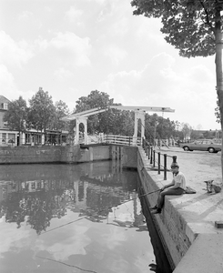 884292 Gezicht op de Oude Sluis te Vreeswijk (gemeente Nieuwegein), met de gerestaureerde ophaalbrug.